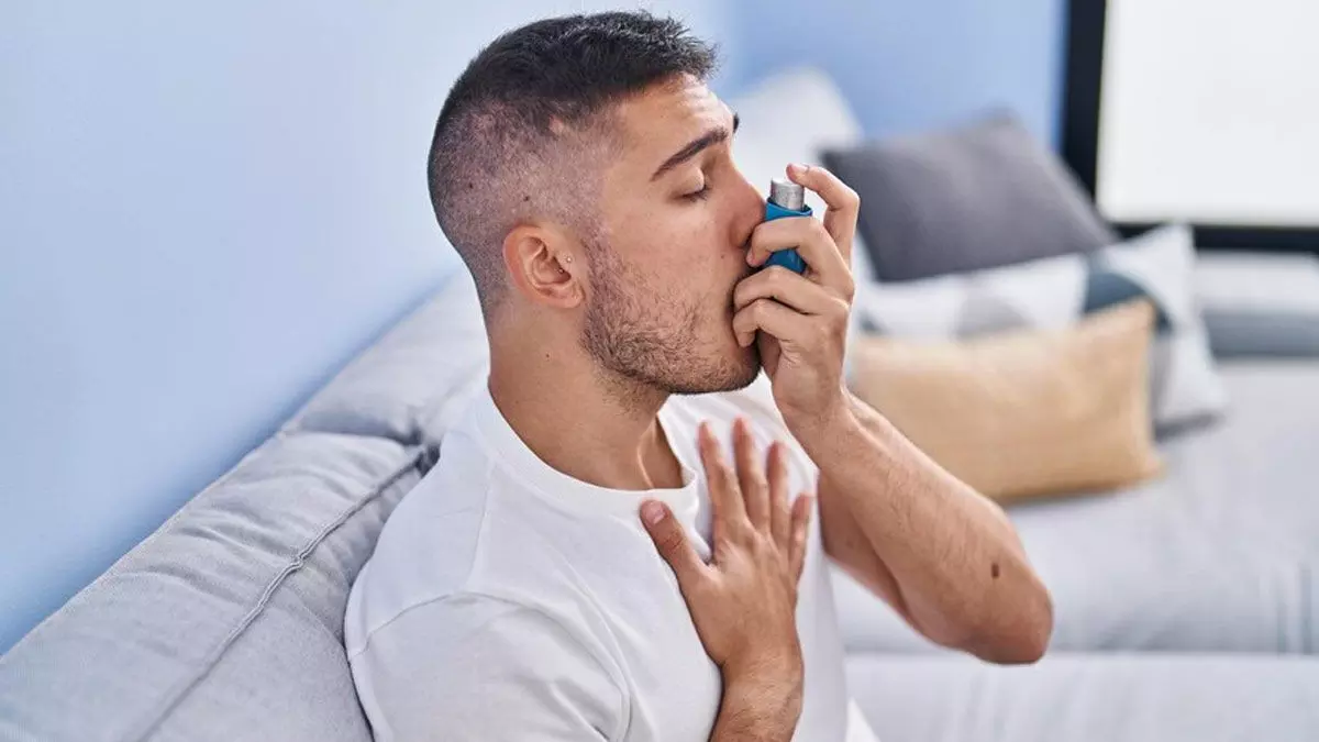 What distinguishes acute from chronic asthma: warning signs and management advice
