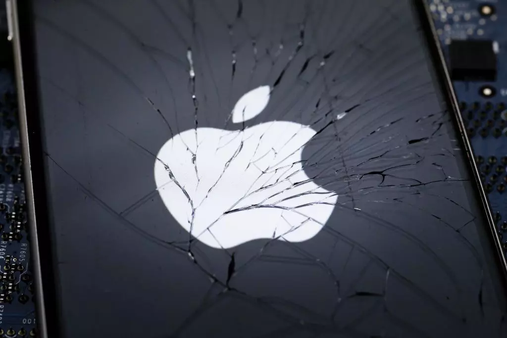 Apple Ends Free Repairs for Single Hairline Cracks on iPhones, Watches