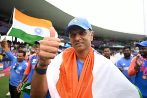 Dravid enthusiastically lifts T20 World Cup trophy after Indias win over South Africa
