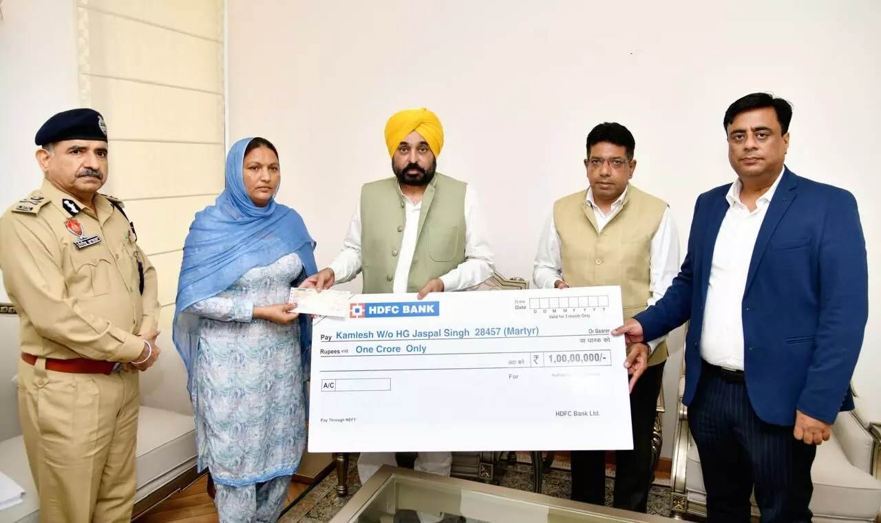 CM Bhagwant Mann Hands Over ₹1 Crore Insurance Cheque to Fallen Home Guards Family