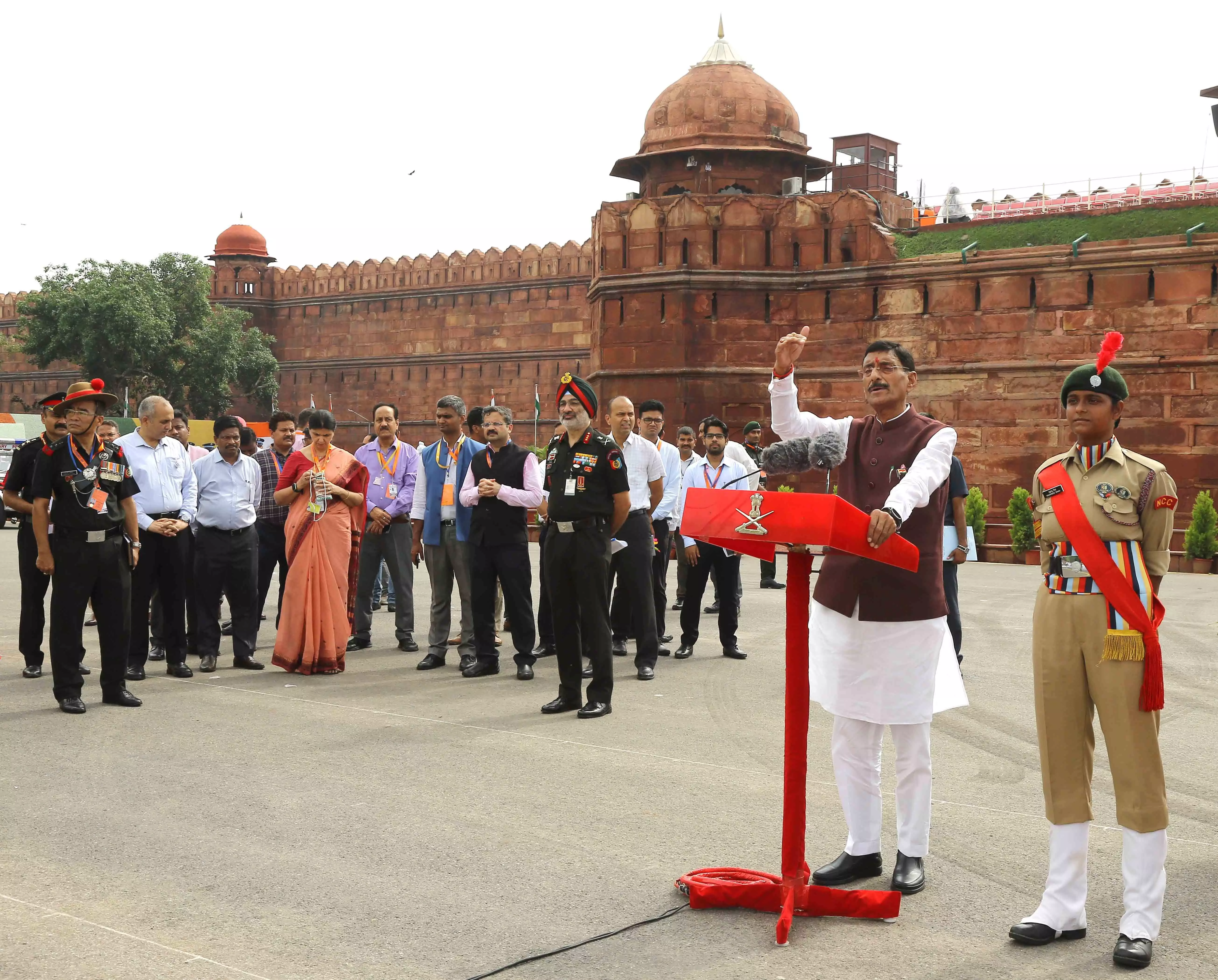 Raksha Rajya Mantri Sanjay Seth Inspects Independence Day Preparations at Red Fort, Commends NCC and NSS Volunteers