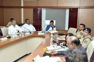 Union Minister reviews progress of welfare schemes in Vadodara