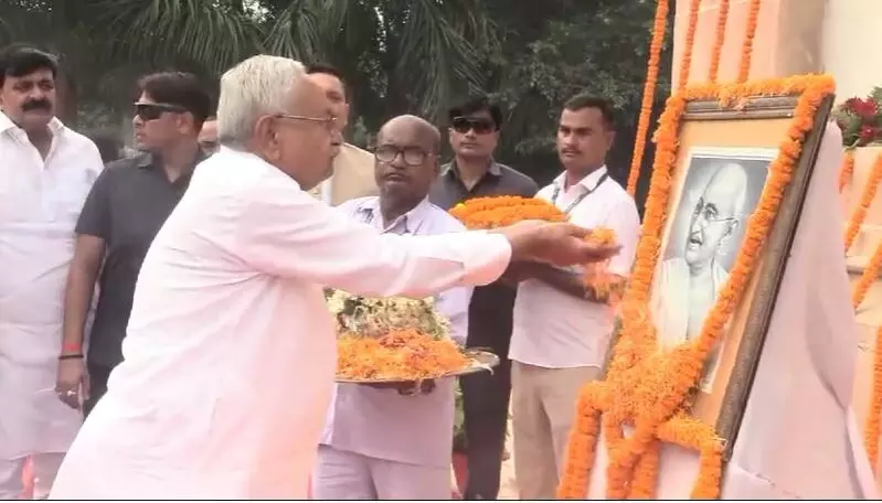 Bihar Chief Minister Nitish Kumar Pays Tribute to Mahatma Gandhi on His Birth Anniversary at Gandhi Maidan