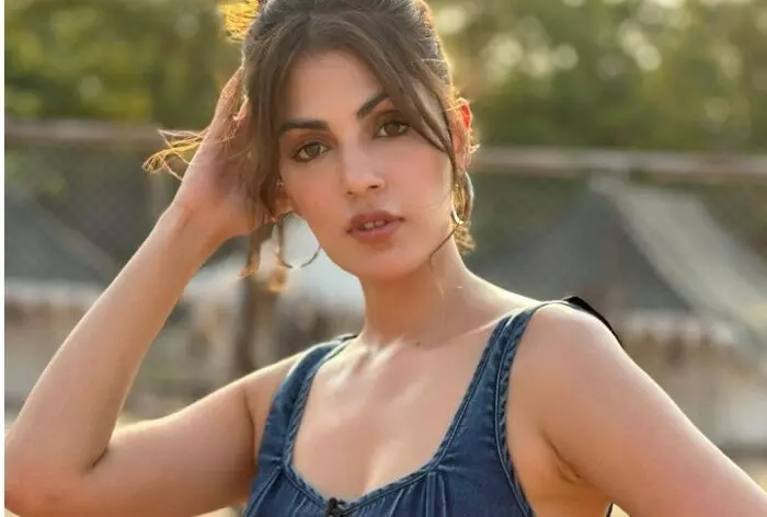 Delhi Police Summons Rhea Chakraborty in Rs 500 Crore HiBox App Scam Investigation