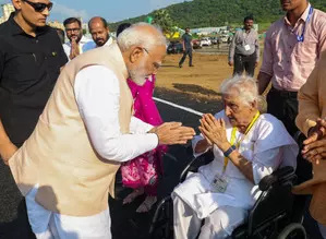 In a rare gesture, PM spends few moments with octogenarian BJP leader Veena Bhatia in Thane