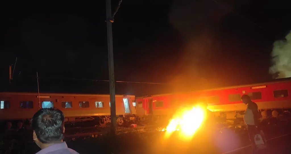 Train Collision in Tamil Nadu: Mysore-Darbhanga Express Hits Freight Train, Coaches Catch Fire