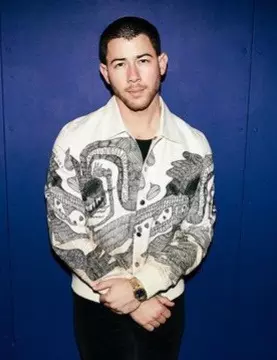 Nick Jonas runs off stage after laser was pointed at him during  Prague show