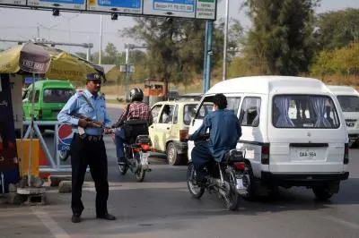 One killed, five injured in bank robbery in Pakistans Islamabad