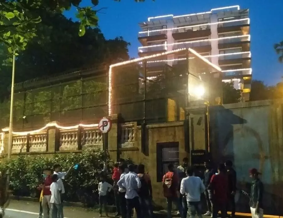 Shah Rukh Khan’s Iconic Mannat Shines Bright for Diwali, Fans Gather for Grand Celebration