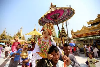 Major pagodas in Myanmar to host traditional robe-weaving contests for Tazaungdaing Festival