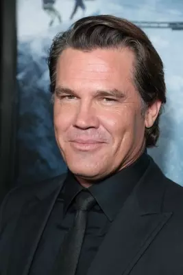 Josh Brolin reveals why he sleeps with nicotine pouches