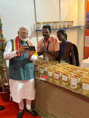 Janajatiya Gaurav Diwas: PM Modi’s selfie with members of Irula tribe draws attention