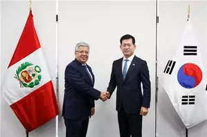 South Korean arms agency chief discusses cooperation with Peru defence minister