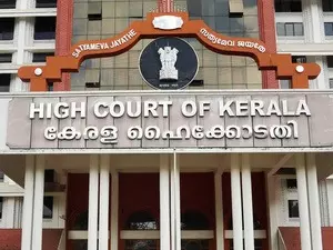 Kerala HC quashes case for waving black flag at CM Vijayan