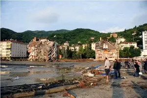 Severe weather disrupts traffic in Istanbul