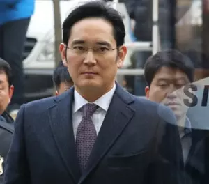 Prosecutors seek 5-year sentence for Samsung chief in controversial merger case