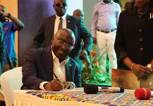 Presidential candidates sign peace pact ahead of Ghanas general elections