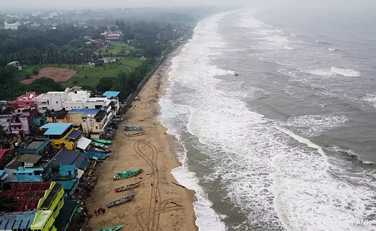 Cyclone Fengal Wreaks Havoc: 15 Dead and Over 4.5 Lakh Affected in Sri Lanka, Tamil Nadu Braces for Impact