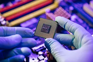 US unveils new package of chip export controls against China