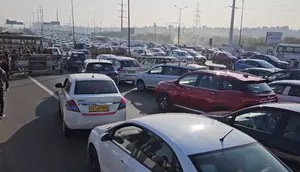 Massive traffic jam at Ghazipur border, commuters share grievances