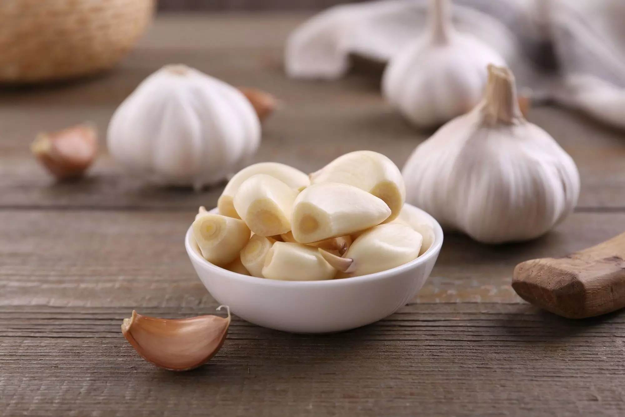 Consuming raw garlic is very beneficial in uric acid and high cholesterol: Know when and how much to eat