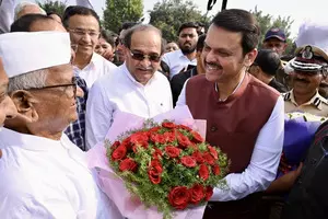 Maha CM Fadnavis meets Anna Hazare, gets invite to visit Ralegan Siddhi