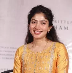 Sai Pallavi visits Kashi Vishwanath temple