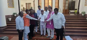 Derogatory remark row: BJP delegation meets Ktaka Guv, demands intervention for judicial probe