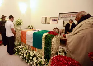 Sonia Gandhi, Rahul, Kharge pay tributes to former PM Manmohan Singh