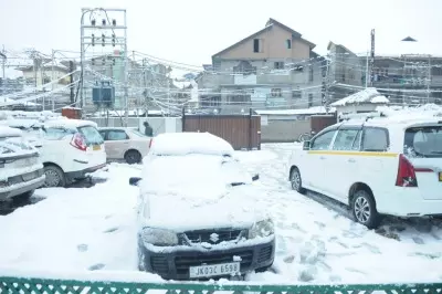 J&K Police extend helping hand to the needy amid heavy snowfall