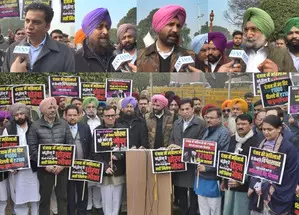 Delhi: Congress protests against AAP govt over unfulfilled promises to women