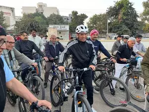 Mansukh Mandaviya leads Fit India Sundays on Cycle in Porbandar