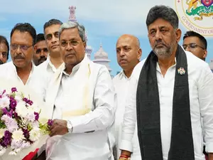 Ktaka: CM Siddaramaiah welcomes 6 surrendered Maoists with roses, copies of Constitution (Ld)