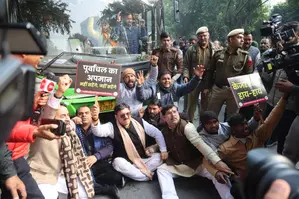 Protest outside Kejriwals house: AAP, BJP cross swords over Purvanchali voters