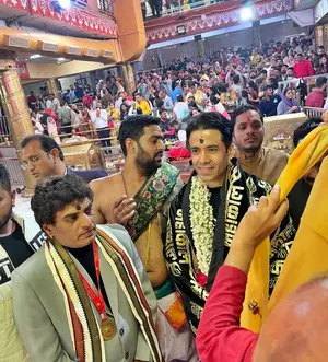 Tusshar Kapoor offers prayers at the Mahakaleshwar Temple