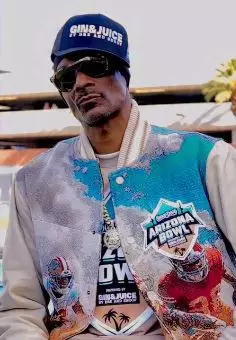 Snoop Dogg gives out free clothes at his store to victims of LA wildfires