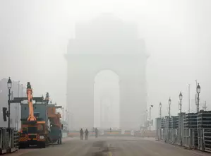 Delhis air quality in poor category; cold wave, dense fog persists