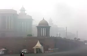 Delhis air quality remains poor amid cold wave; IMD predicts isolated rainfall