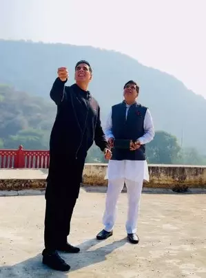 Akshay Kumar, Paresh Rawal fly kites in clear sky on Makar Sankranti