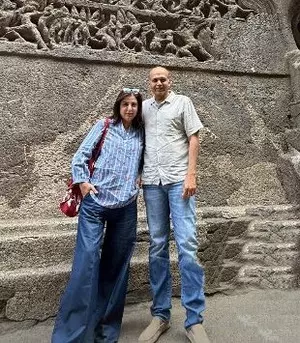 Farah Khan & Ashutosh Gowariker pose for a memorable pic as they visit Ellora caves