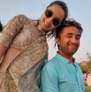 ‘Gogo ke bacche’ Shraddha, Siddhanth pose for a picture