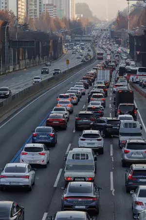 South Korea: Traffic building up on highways on first day of extended Lunar New Year holiday