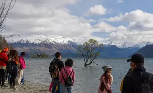 New Zealand relaxes visitor visa rules to allow tourists workcation